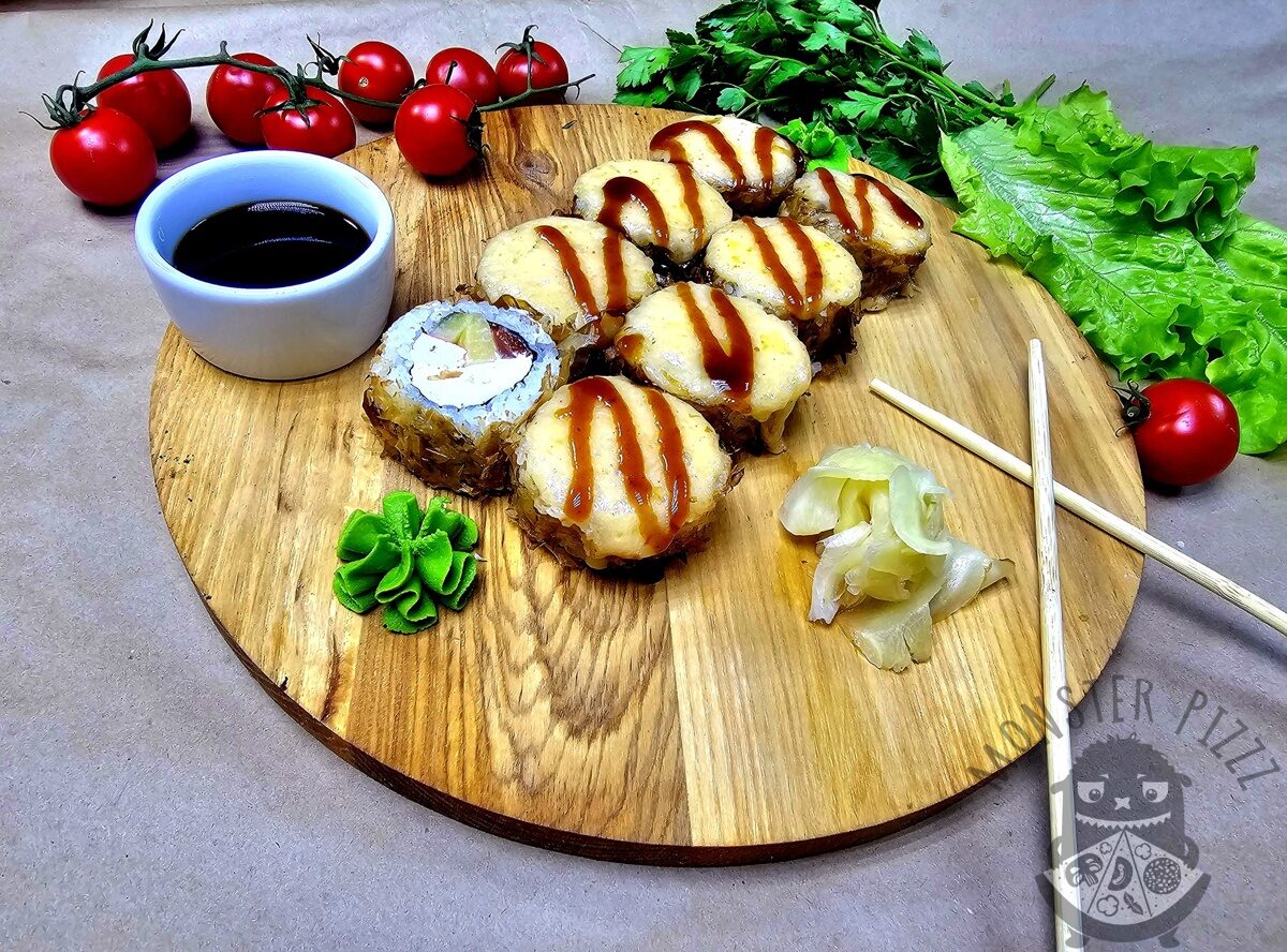 Запечённый ролл с лососем, ананасом и крабом (385гр)