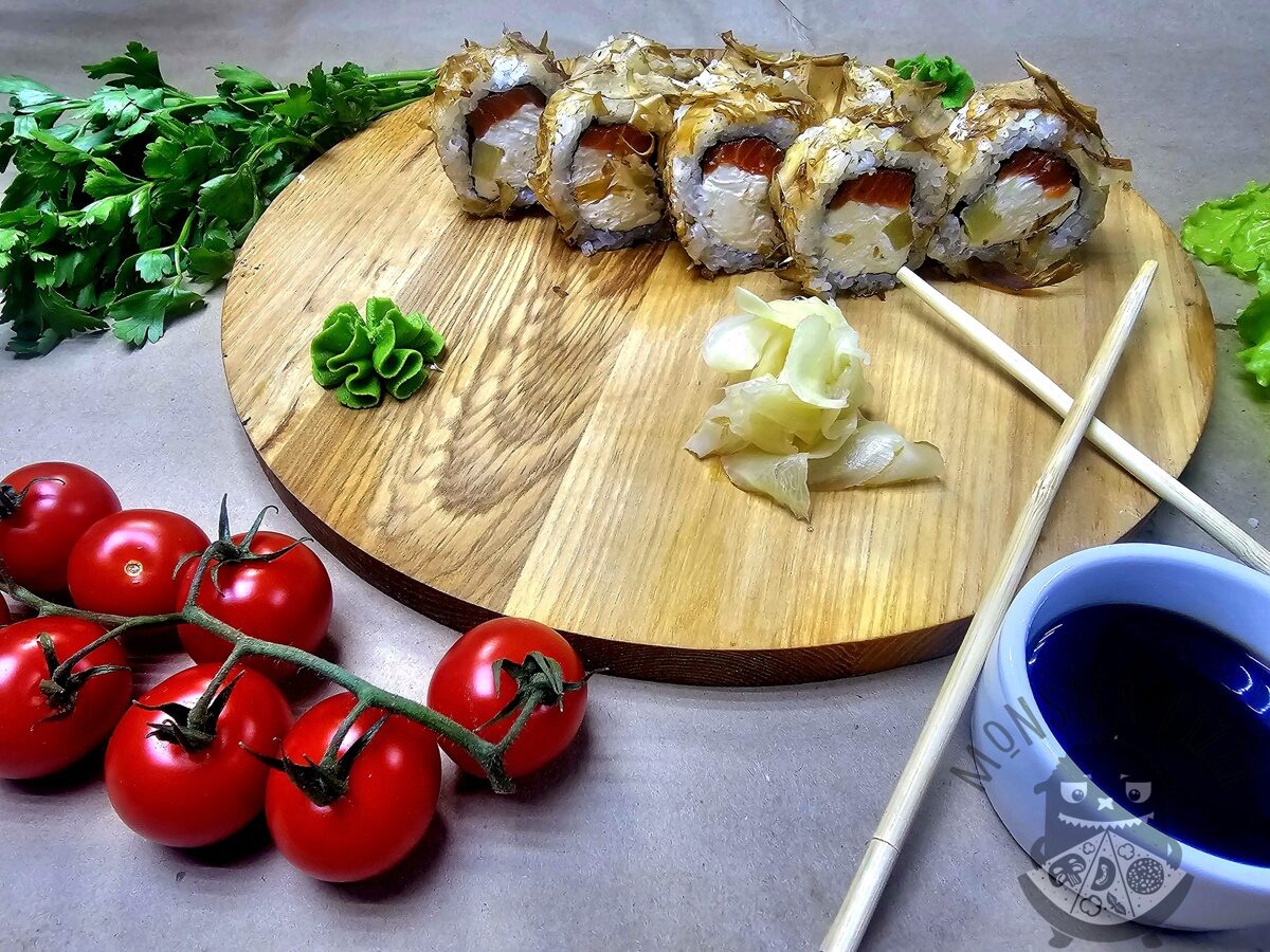 Ролл с лососем и ананасом (300гр)